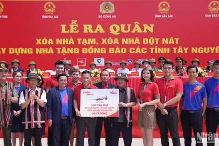 Lãnh đạo Vietjet và Ngân hàng số Vikki trao tặng 500 nhà mới cho các hộ nghèo, cận nghèo trên địa bàn Tây Nguyên.