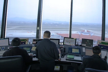 Hoạt động của kiểm soát viên không lưu tại sân bay Nội Bài.