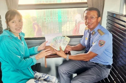 Tổ tàu trao trả toàn bộ tài sản bỏ quên cho nữ hành khách Trần Thị Thanh sáng 18/2.