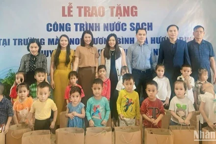 Trao tặng công trình nước sạch cho Trường mầm non Hương Bình.