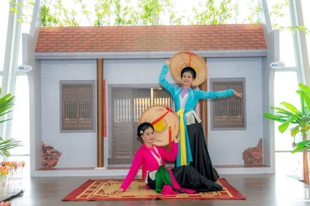 Các nghệ nhân biểu diễn chèo trong chương trình "Hương sắc mùa thu" tại Nội Bài.