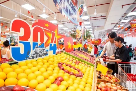 Người tiêu dùng mua sắm trong không khí Lễ 30/4 tại siêu thị.