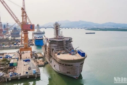 Tàu dịch vụ điện gió (CSOV) số 3 mang tên Windcat Haarlem, nằm trong series 14 tàu CSOV do Công ty Đóng tàu Hạ Long (SBIC) ký với Tập đoàn Damen (Hà Lan), vừa được hạ thủy thành công đầu tháng 4 vừa qua.