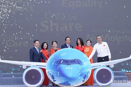 Đại diện các đơn vị thực hiện nghi thức nhấn nút phát động “Tháng hành động vì bình đẳng giới và phòng ngừa, ứng phó với bạo lực trên cơ sở giới năm 2023.