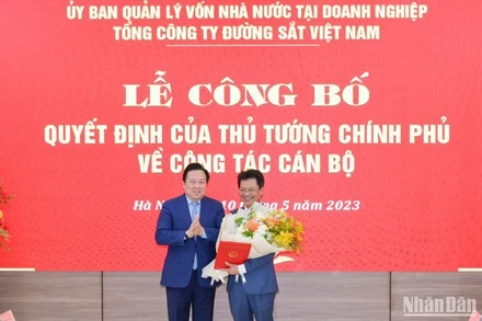 Chủ tịch Ủy ban Quản lý vốn Nhà nước tại doanh nghiệp Nguyễn Hoàng Anh tặng hoa chúc mừng tân Chủ tịch Hội đồng thành viên VNR Đặng Sỹ Mạnh.