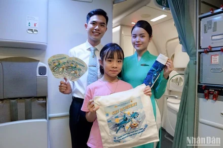 Hình ảnh nhân vật mascot đáng yêu được in trên túi, quạt.