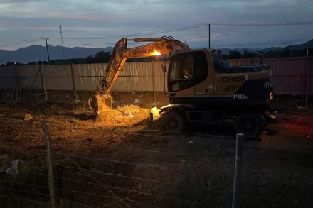 Triển khai thi công "3 ca, 4 kíp" san lấp mặt bằng, triển khai trạm dừng nghỉ tạm phục vụ người dân trong dịp Tết Nguyên đán.