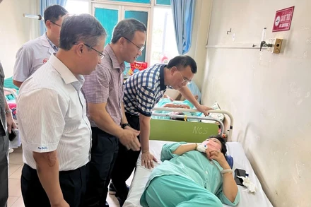 Đoàn công tác Ủy ban An toàn giao thông quốc gia thăm hỏi nạn nhân.