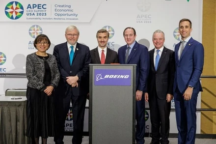Tiến sĩ Rebecca Fatima Sta Maria, Giám đốc Điều hành, Ban Thư ký APEC; ông Kevin Rudd, Đại sứ Australia tại Hoa Kỳ; ông Ramin Toloui, Bộ Ngoại giao Hoa Kỳ; ông Chris Raymond, Giám đốc Bền vững của Boeing; Tiến sĩ Brendan Nelson, Chủ tịch Boeing Toàn cầu; và ông Brian Yutko, Tổng Giám đốc Công ty hàng không Wisk tại Hội nghị thượng đỉnh APEC 2023 nhằm công bố sáng kiến xúc tiến phát triển nhiên liệu hàng không bền vững trong các nền kinh tế APEC.