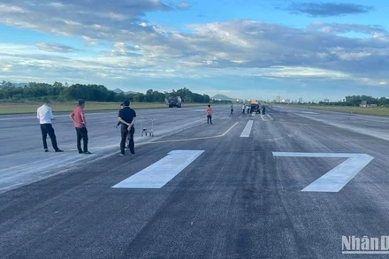 Đường băng bị sự cố bong bật bê-tông nhựa đã được trám vá lại, đủ điều kiện khai thác.