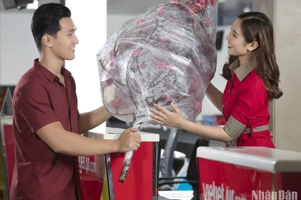 Từ ngày 25/1-24/2/2024, Vietjet triển khai dịch vụ vận chuyển mai, đào với mức giá 450 nghìn đồng/bó.