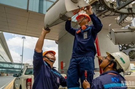 Nhân viên kỹ thuật Cảng Hàng không quốc tế Nội Bài thay thế, bảo dưỡng bóng đèn thường xuyên.