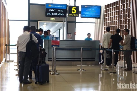 Hành khách làm thủ tục lên máy bay.