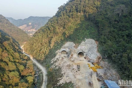 Nhà thầu triển khai đào hầm xuyên núi trên tuyến cao tốc Đồng Đăng-Trà Lĩnh.