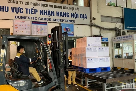 Tiếp nhận lô vaccine tại khu vực tiếp nhận hàng nội địa (sân bay Nội Bài).