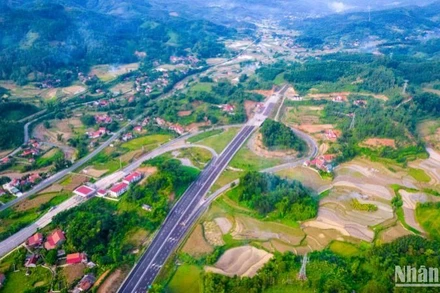 Bộ Xây dựng kiến nghị bố trí khoảng 14.199 tỷ đồng từ nguồn tăng thu, tiết kiệm chi ngân sách trung ương năm 2024 để tháo gỡ cho 9 dự án BOT giao thông gặp vướng mắc, trong đó có dự án đường cao tốc Bắc Giang-Lạng Sơn (trong ảnh).