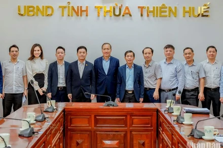 Đại diện Tập đoàn Vietravel, Boeing Việt Nam và lãnh đạo tỉnh Thừa Thiên Huế bàn phương án nghiên cứu xây dựng cơ sở bảo dưỡng, đào tạo, sửa chữa tàu bay.