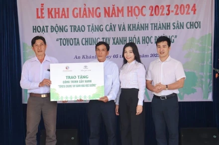 Chương trình Toyota chung tay xanh hóa học đường năm 2023 trao tặng cây cảnh quan và sân chơi cho trường Tiểu học An Khánh.