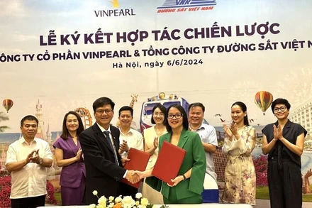 Tổng công ty Đường sắt Việt Nam ký thỏa thuận hợp tác chiến lược với Công ty cổ phần Vinpearl nhằm thúc đẩy phát triển các điểm đến du lịch tại Việt Nam.