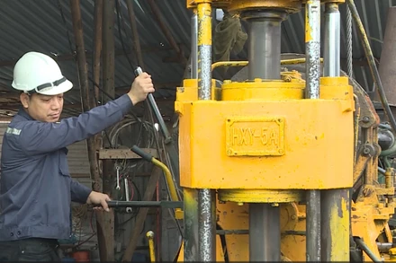 Vận hành thiết bị khoan máy địa chất thi công lỗ khoan HR231.