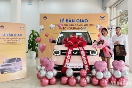 Công ty cổ phần ô tô TMT (TMT Motors) chính thức bàn giao xe điện của liên doanh GM (Mỹ) - HongGuang MiniEV đến những khách hàng tiên phong đặt cọc mua xe.