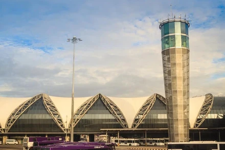 Sân bay Suvarnabhumi (Bangkok, Thái Lan).