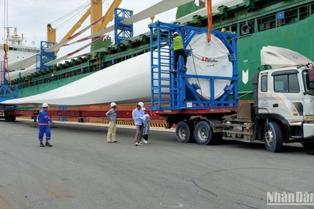 Xe vận chuyển hàng siêu trường, siêu trọng phải phù hợp và đáp ứng vận chuyển loại hàng, kích thước, khối lượng của hàng và phải có giấy phép lưu hành xe do cơ quan quản lý đường bộ có thẩm quyền cấp.