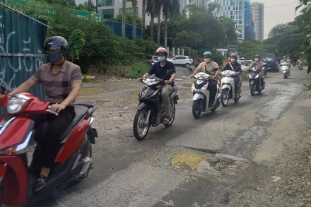 Đoạn đường qua trụ sở Cục Đường bộ Việt Nam có nhiều cơ quan, công sở, lưu lượng tham gia giao thông lớn, nhất là những khung giờ cao điểm.