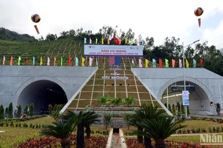 Hầm Cù Mông trên tuyến cao tốc bắc-nam.