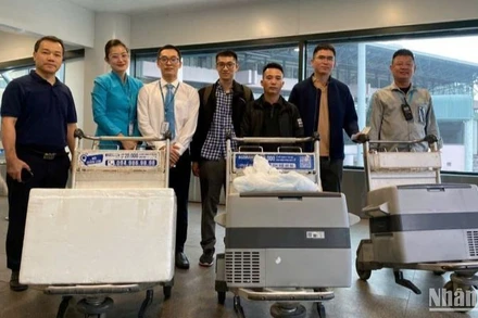 Chuyến bay của Hãng hàng không Quốc gia Việt Nam – Vietnam Airlines mang số hiệu VN214 hành trình từ Thành phố Hồ Chí Minh đi Hà Nội mang theo trái tim và tạng của người hiến từ Bệnh viện Thống Nhất. 
