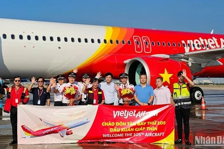 Tàu bay A321neo ACF mới được chào đón bởi lãnh đạo, cán bộ nhân viên, phi hành đoàn Vietjet. 
