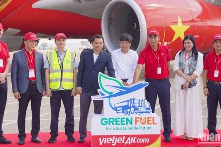 Nghi thức bắt đầu tra nạp cho chuyến bay đầu tiên sử dụng nhiên liệu hàng không bền vững SAF tại Việt Nam với sự tham dự của Cục trưởng Hàng không Đinh Việt Thắng, lãnh đạo các cơ quan, doanh nghiệp, Vietjet và Petrolimex Aviation.