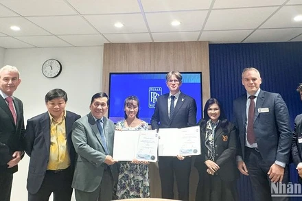 Tiến sĩ Nguyễn Thị Phương Thảo, Chủ tịch Hội đồng quản trị Vietjet (thứ 4 từ trái sang) cùng các lãnh đạo cấp cao Vietjet và Rolls-Royce chứng kiến Lễ ký hợp đồng tại Triển lãm Hàng không quốc tế Farnborough 2024.