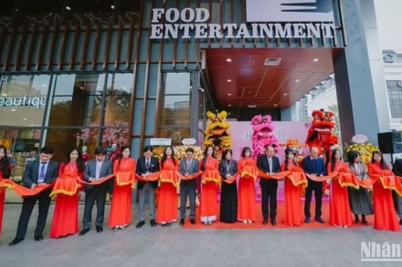 Các đại biểu cắt băng khai trương Aeon Xuân Thủy.