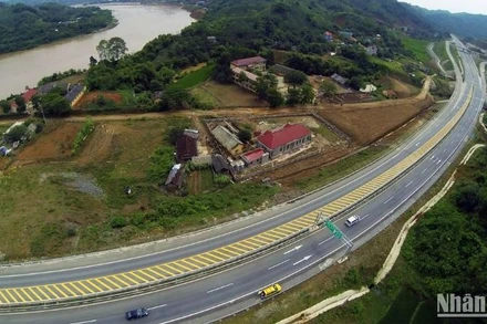 Đường cao tốc Nội Bài-Lào Cai có tổng chiều dài 245km, đi qua địa bàn 5 tỉnh, thành phố: Hà Nội, Vĩnh Phúc, Phú Thọ, Yên Bái và Lào Cai.