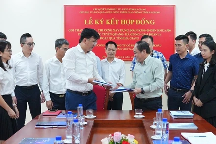 Quang cảnh lễ ký kết.