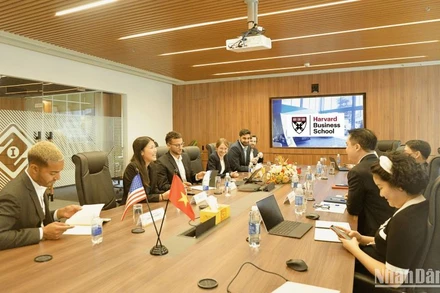 Nhóm nghiên cứu sinh MBA Trường kinh doanh Harvard trao đổi cùng đội ngũ lãnh đạo Tasco.