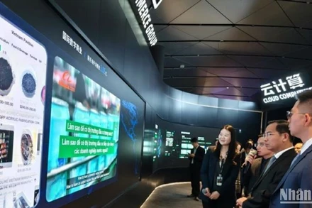 Đoàn đại biểu kinh tế cấp cao Việt Nam do đồng chí Lê Quang Mạnh dẫn đầu, làm việc tại trụ sở chính của Tập đoàn Alibaba tại Xixi Campus (Hàng Châu, Trung Quốc).