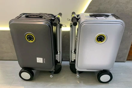 Vali thông minh gắn pin.