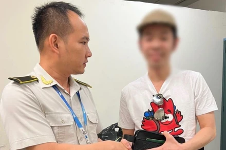 Nhân viên an ninh hàng không Nội Bài trả lại hành khách tài sản trị giá hơn 8.000 euro bỏ quên.