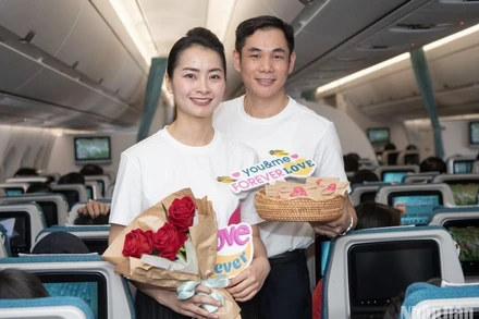 Phục vụ mỗi chuyến bay yêu thương đều có các tiếp viên hàng không là những cặp vợ chồng đã cùng nhau gắn bó với bầu trời từ khi còn rất trẻ.