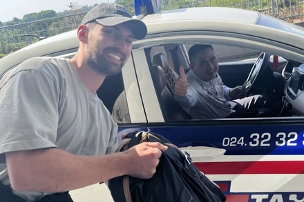 Vị khách người Hà Lan hết sức vui mừng khi nhận lại chiếc ba lô chứa giấy tờ quan trọng đi máy bay.