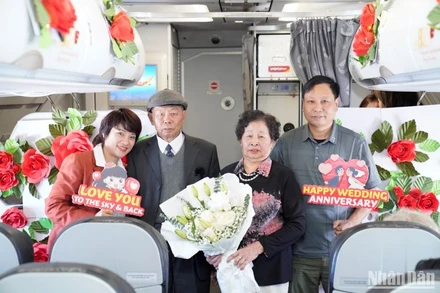 Ông Sơn và bà Long trao nhau bó hoa mừng kỷ niệm 57 năm ngày cưới.