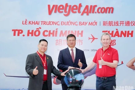Tổng Lãnh sự Trung Quốc tại Thành phố Hồ Chí Minh Ngụy Hoa Tường (giữa) - Phó Tổng giám đốc vận hành Vietjet Micheal Hickey (bên phải ngoài cùng) - Phó Tổng giám đốc thương mại Vietjet Nguyễn Bác Toán (bên trái ngoài cùng) thực hiện nghi thức khai trương đường bay Thành phố Hồ Chí Minh-Thành Đô.