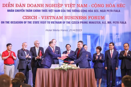 Vietjet ký hợp tác với Trường bay F Air (Cộng hòa Séc) đào tạo phi công