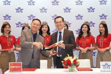 Ông Philip Goh, Phó Chủ tịch IATA khu vực châu Á-Thái Bình Dương và Phó Tổng Giám đốc Vietjet, Chủ tịch Học viện Hàng không Vietjet, ông Lương Thế Phúc (trái) ký hợp tác đưa Học viện Hàng không Vietjet tham gia mạng lưới đào tạo quốc tế của IATA.