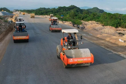 Thi công dự án đường cao tốc bắc-nam, đoạn Cam Lâm-Vĩnh Hảo.