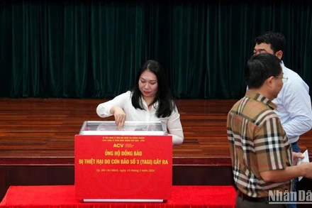 Đồng chí Lê Thị Diệu Thúy, Phó Bí thư Thường trực Đảng ủy, Thành viên Hội đồng quản trị ACV ủng hộ đồng bào vùng lũ tại lễ phát động.