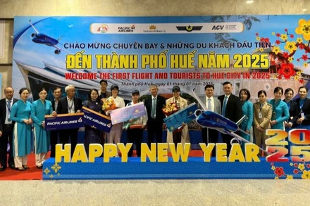 Vietnam Airlines chào đón những hành khách đầu tiên nhân dịp năm mới 2025 tại Cảng Hàng không quốc tế Phú Bài, Thừa Thiên Huế.