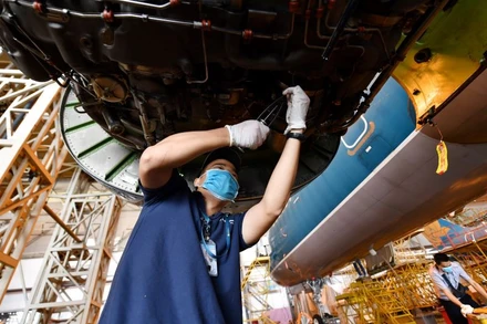 Sửa chữa máy bay tại VAECO.